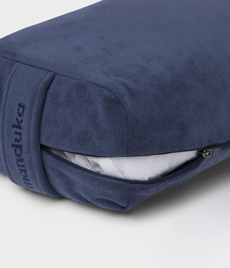 Manduka ENLIGHT Lean bolster pude, midnatsblå